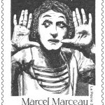 Avec son corps pour unique instrument, Marcel Marceau (1923-2007) a porté l’art du mime sur les scènes du monde entier, imposant un langage universel. Celui qui savait « rendre visible l’invisible » a donné vie à des personnages qui, sans dire un mot, expriment la vie comme elle est, avec ses combats, ses espérances, ses rêves. Marcel Mangel, de son vrai nom, naît à Strasbourg le 22 mars 1923. Au début de la Seconde Guerre mondiale, sa famille d’origine juive polonaise doit quitter précipitamment Strasbourg pour Périgueux. Marcel a 16 ans et déjà il imite Chaplin, son héros, à la perfection. En 1942, il rejoint la Résistance, prenant le pseudonyme de « Marceau » qu’il gardera toute sa vie. Dans la clandestinité, il achemine de nombreux enfants vers la Suisse, les sauvant de la déportation. La condition humaine, faite de rires et de larmes, sera le terreau de son art. Le 22 mars 1947, Marcel Marceau crée au Théâtre de Poche le personnage silencieux de Bip. Le costume de cet alter ego, héros des temps modernes, au visage fardé de blanc, en pantalon clair et caraco à gros boutons fermé sur une marinière, et au célèbre chapeau haut de forme sur lequel tremble une fleur rouge, fera de lui l’un des Français les plus connus à l’étranger. Qu’il chasse d’invisibles papillons, qu’il grimpe des escaliers imaginaires, qu’il marche contre le vent, inspirant le fameux « moonwalk » de Michael Jackson, le mime Marceau, tour à tour lyrique, poétique, parfois grave ou drôle, remplit l’espace vide de récits allégoriques ou quotidiens avec pour seule arme ses gestes et ses regards. En 1978, il crée l’École internationale de mimodrame, où il transmet à ses élèves les exigeantes conventions du mime comme le sens de l’ellipse, le jeu entre l’espace, le temps et le mouvement. Marcel Marceau aura traversé le XXe siècle en virtuose de la « comédie silencieuse ». Immense artiste, il a réinventé la pantomime pour la hisser au rang d’art classique. © La Poste - Fabienne Azire - Tous droits réservés