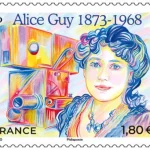 Le 3 juillet 2023, La Poste émet un timbre à l’effigie d’Alice GUY, 1ère femme réalisatrice et productrice au monde, à l’occasion du 150e anniversaire de sa naissance. Si Alice Guy (1873-1968) n’avait pas assisté en 1895 à une projection privée d’un film des frères Lumière, serait-elle devenue la première femme cinéaste de l’histoire ? Sa rencontre avec le cinématographe fut un vrai coup de foudre. Après les revers de fortune de ses parents puis le décès de son père, devant gagner sa vie, Alice entre à 21 ans au Comptoir général de la photographie – future société Gaumont – comme sténodactylo. Axés sur les scènes du quotidien, les films, à l’époque, ne durent que quelques minutes. Alice Guy a l’intuition du potentiel inexploré de cette invention et propose d’écrire des saynètes de son cru. Avec les moyens du bord, des décors en carton et les bébés des familles du quartier, Alice réalise en 1896 La fée aux choux, la toute première fiction du septième art. Entre 1897 et 1907, elle tourne plus de 200 films dont elle écrit les scénarios, surveille les productions, assure la réalisation. Elle expérimente de nouvelles techniques, invente les effets spéciaux. Le chronophone, qui permet de synchroniser voix et images, lui ouvre de nouveaux horizons. Elle se lance dans les films musicaux et tourne des œuvres de plus en plus ambitieuses, dont une version de la passion du Christ, un de ses chefs-d’œuvre. En 1907, elle suit son mari, Herbert Blaché, aux États-Unis. Alice Guy-Blaché, pour les Américains, dominera dès lors le cinéma mondial, pilotant en toute indépendance dans ses propres studios un immense programme de production et s’essayant à tous les genres : western, policier, mélodrame… La restructuration du secteur affecte sa carrière. Obligée de liquider sa maison de production pour éponger les dettes de son mari, divorcée et ruinée, Alice rentre en France en 1922. Elle tombera injustement dans l’oubli, jusqu’à ce que l’œuvre de cette pionnière du septième art soit enfin remise en lumière. © La Poste - Fabienne Azire - Tous droits réservés