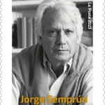 Écrivain et homme politique espagnol, Jorge Semprún (Madrid, 1923-Paris, 2011) écrivit l’essentiel de son œuvre littéraire en français. Issu d’une famille de la grande bourgeoisie espagnole, le jeune Jorge s’établit en France avec les siens en 1939, après la défaite des Républicains. Il termine ses études secondaires à Paris, obtient le baccalauréat en 1941 et commence des études de philosophie à la Sorbonne. Ayant rejoint la Résistance, il entre au Parti communiste espagnol en 1942. Il intègre un réseau clandestin qui réceptionne les parachutages d’armes et les répartit dans les maquis de l’Yonne et de la Côte-d’Or. Arrêté par la Gestapo, Semprún est déporté à Buchenwald. Peu avant l’arrivée des troupes américaines, il participe au soulèvement du camp. Libéré en avril 1945, il rentre à Paris. Il demeure un membre actif du Parti communiste espagnol. De 1953 à 1962, il coordonne la résistance communiste au régime de Franco, faisant plusieurs longs séjours en Espagne sous de fausses identités. Il entre au comité central du PCE en 1954 puis au bureau politique en 1956 et effectue plusieurs missions dans les pays de l’Est. De 1988 à 1991, Semprún occupe le poste de ministre de la Culture dans le gouvernement socialiste de Felipe González. Il meurt à Paris le 7 juin 2011 et est inhumé « dans le drapeau républicain espagnol ». Jorge Semprún est l’auteur de romans, de récits autobiographiques, de pièces de théâtre et de scénarios (pour Costa-Gavras, Resnais, Losey, etc.) pour lesquels il a reçu de nombreuses récompenses. Un thème récurrent de son œuvre est la dénonciation des horreurs de la guerre. Nombre de ses ouvrages sont ainsi le témoignage de la terrible expérience vécue dans les griffes de la Gestapo et à Buchenwald. D’autres retracent son parcours clandestin à l’époque du franquisme. Enfin, une partie non moindre de son œuvre concerne sa vie d’exilé en France et les années de l’après-franquisme : L’Algarabie, La Montagne blanche et Federico Sánchez vous salue bien. © La Poste - Tous droits réservés
